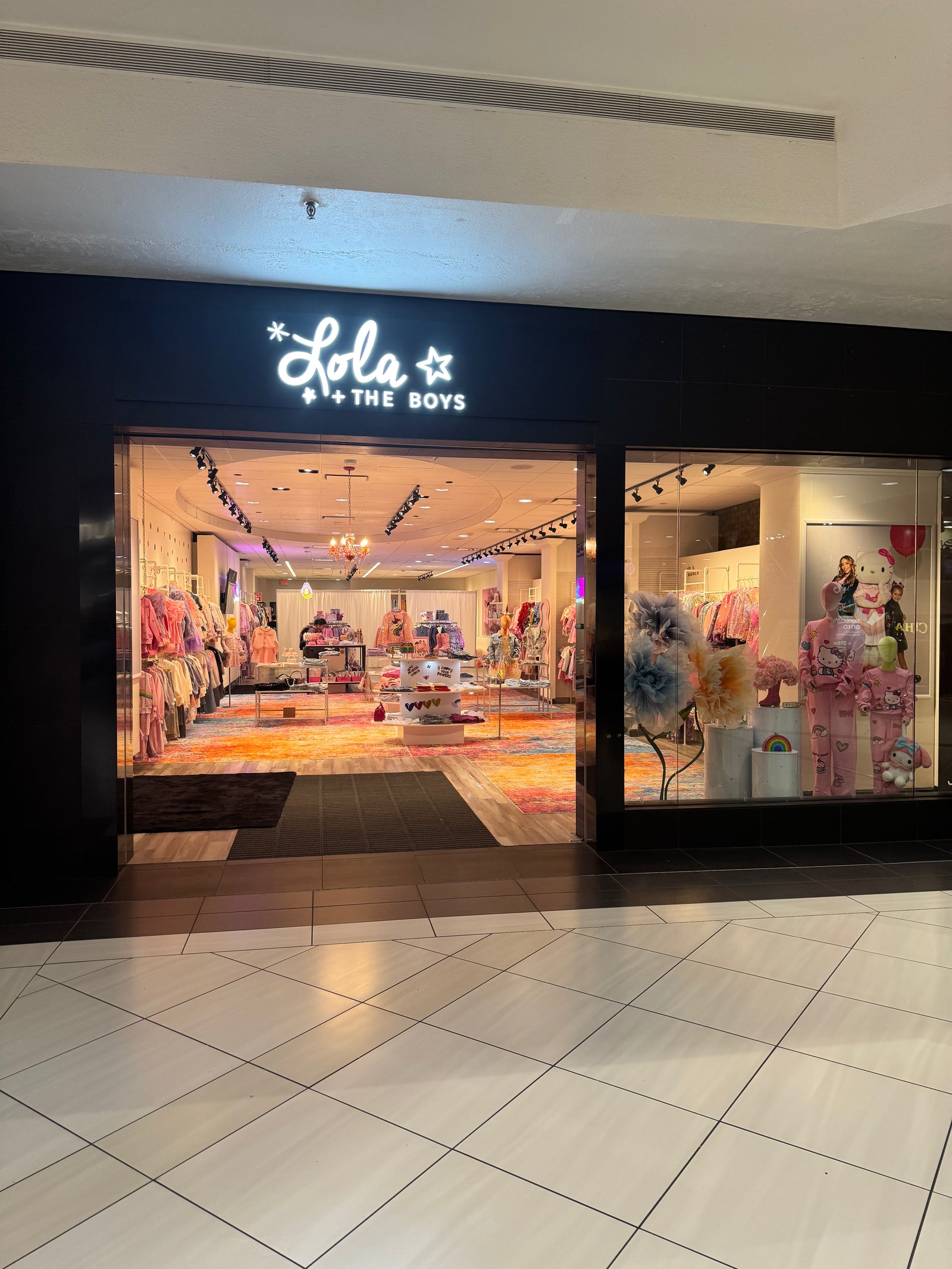 Holiday Pop Up <br>
<br>
LOLA + THE BOYS AT WOODFIELD MALL