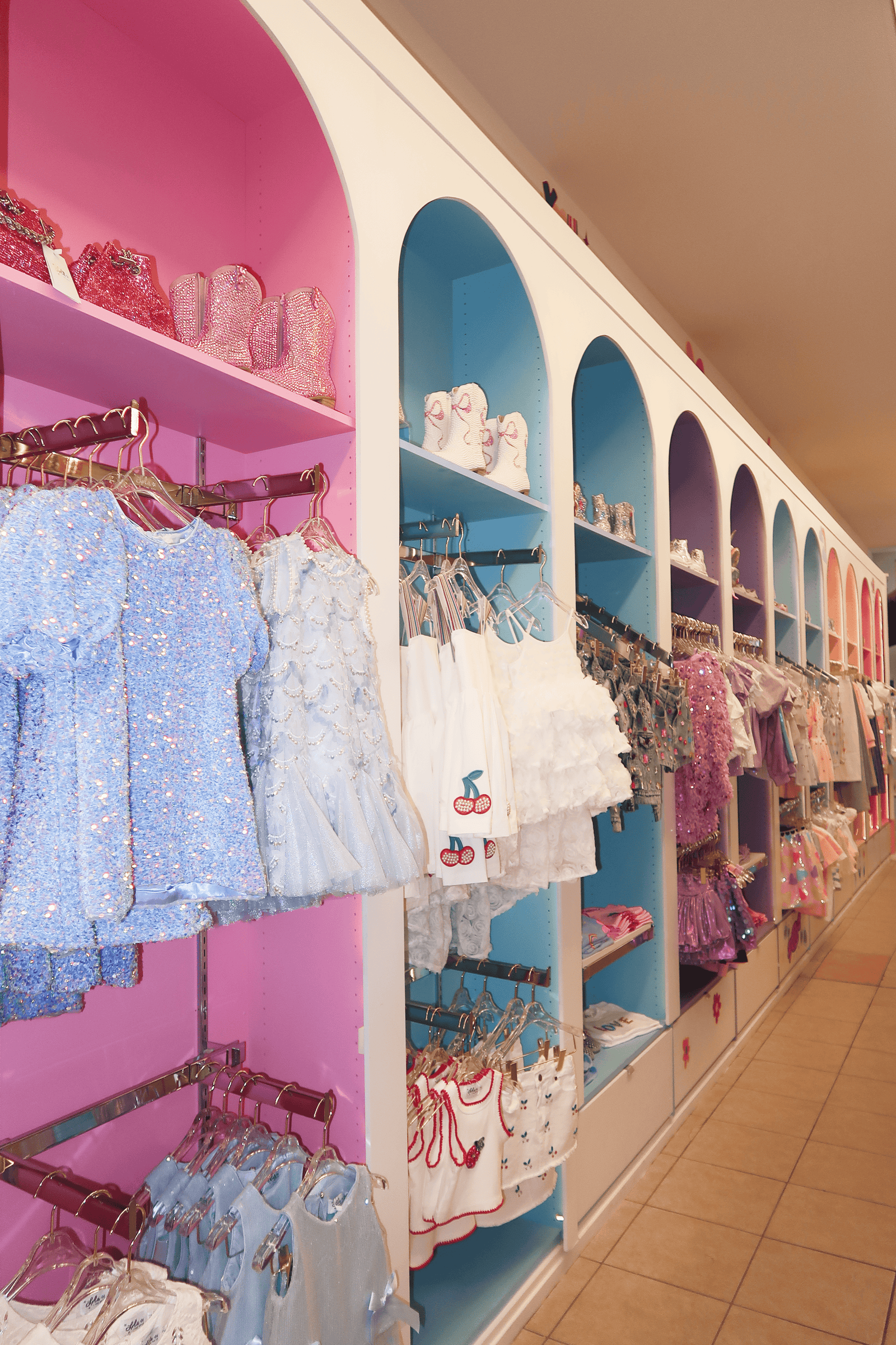 LOLA + THE BOYS AT DADELAND MALL